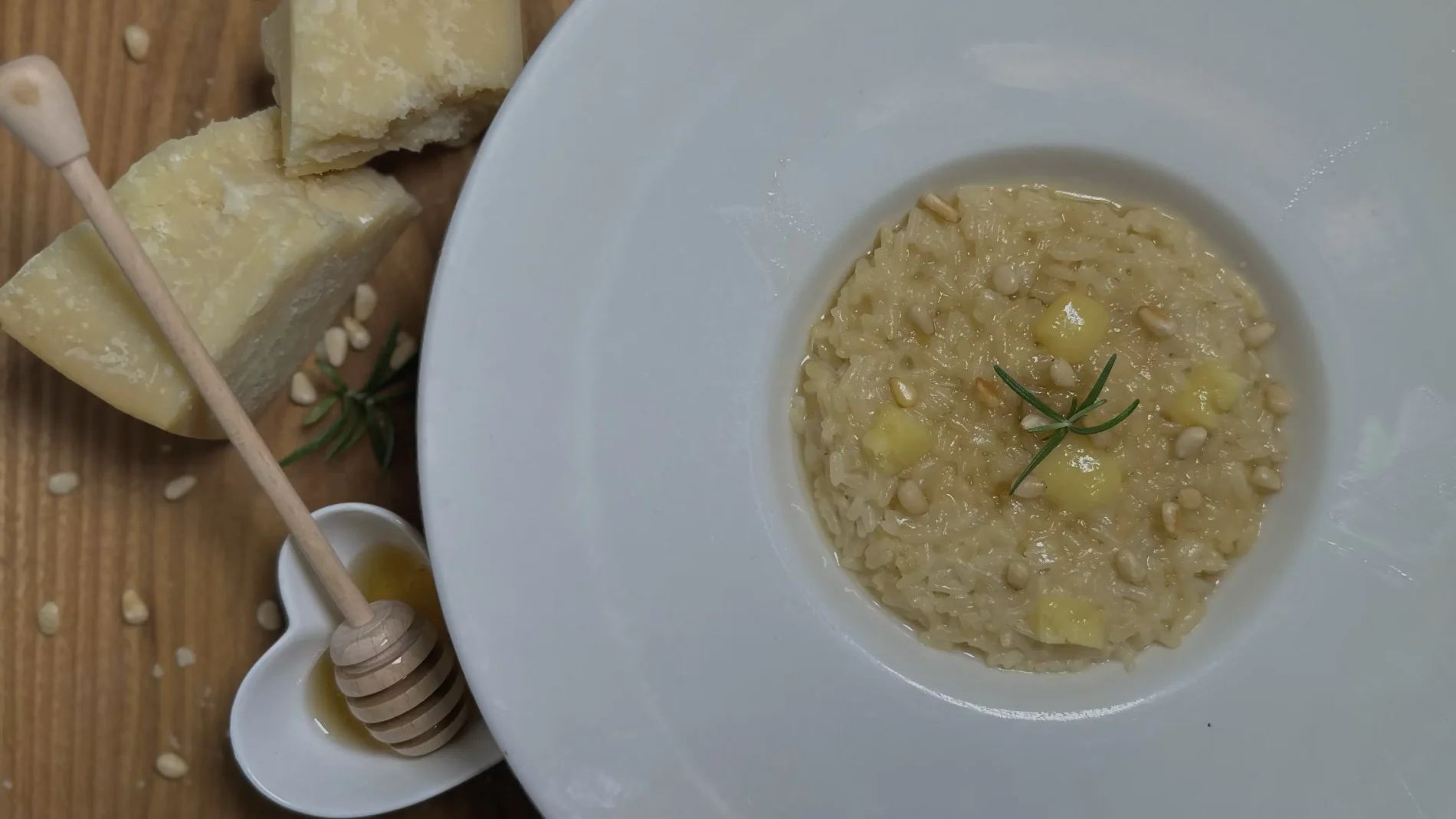 RISOTTO ALLA CACIOTTA DI MALGA CON PINOLI E MIELE