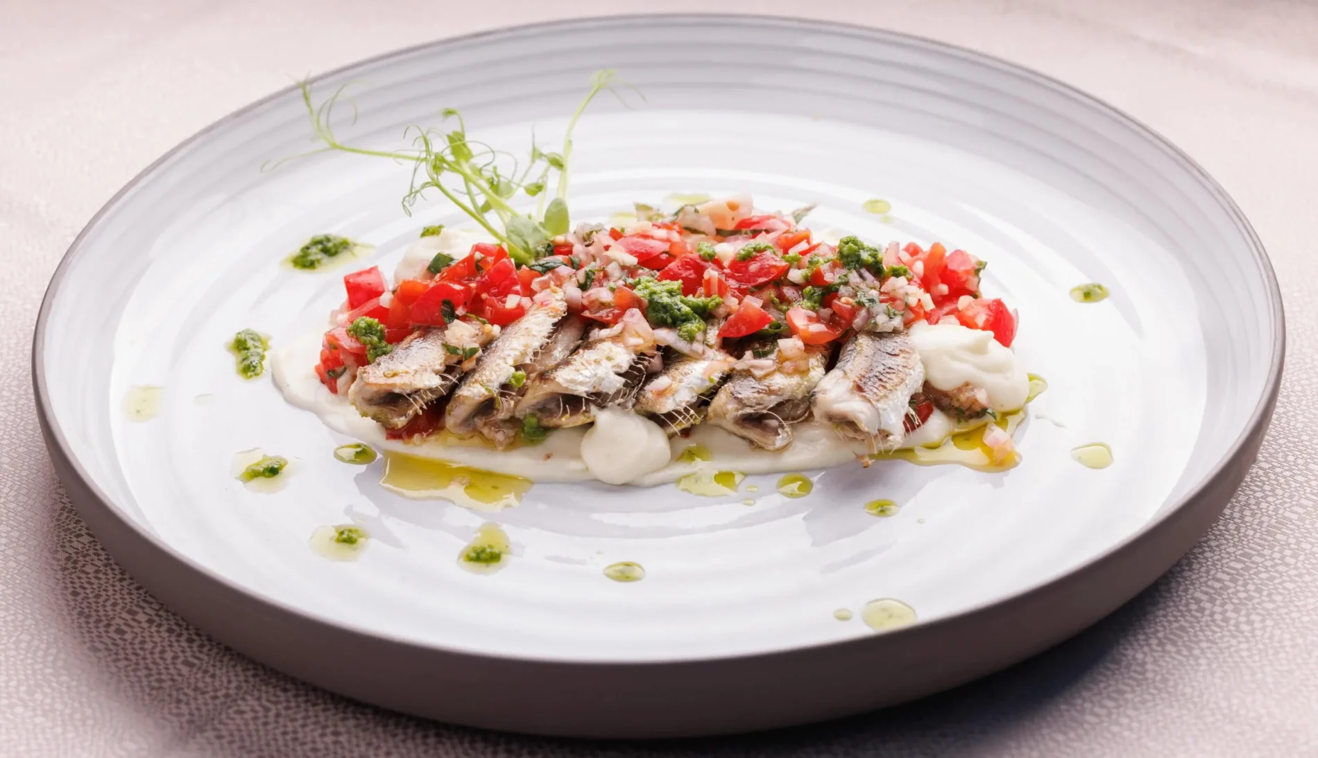 Sardine in padella con pomodori, pinoli e pesto
