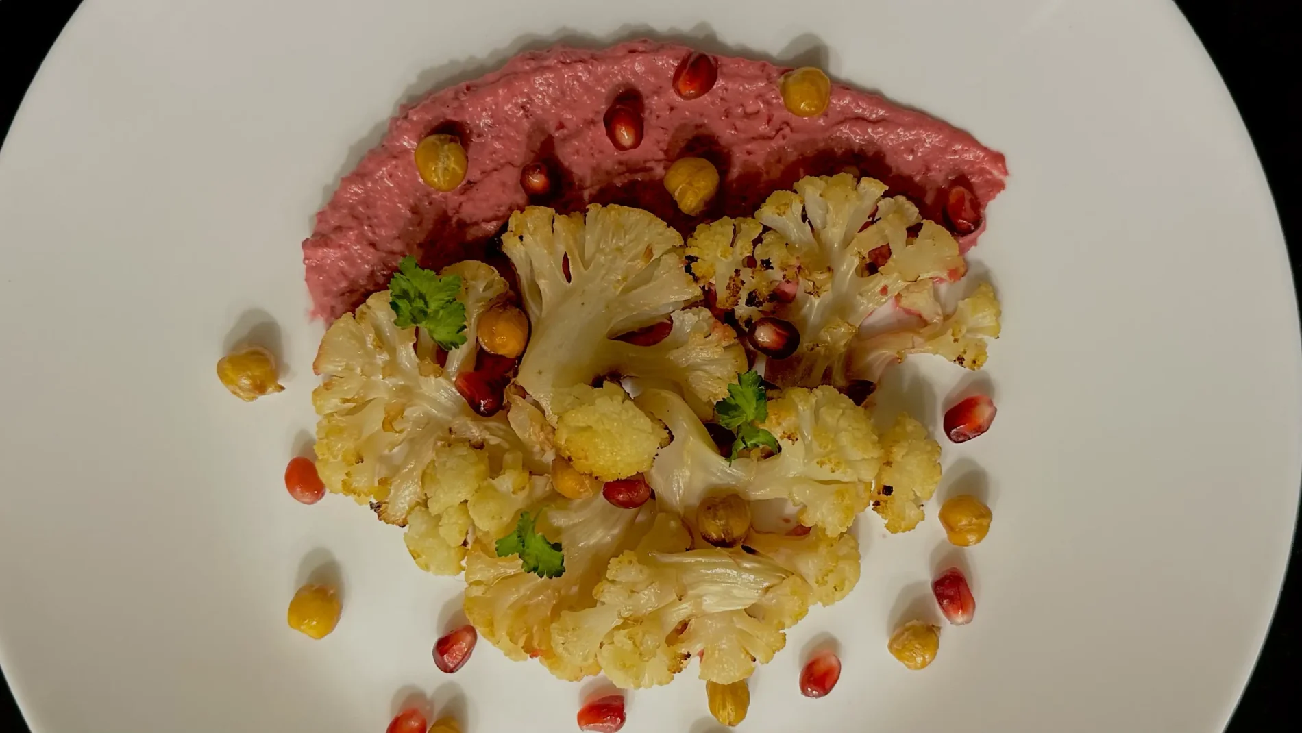 CAVOLFIORE AL FORNO CON HUMMUS E MELAGRANA