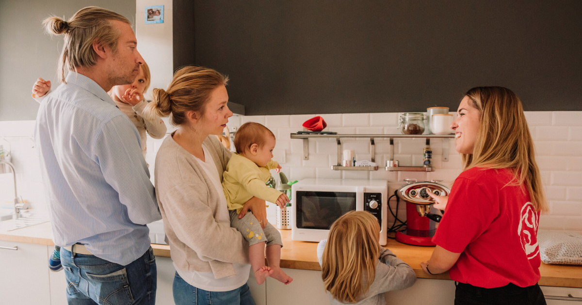 Famiglia con una volontaria ABC